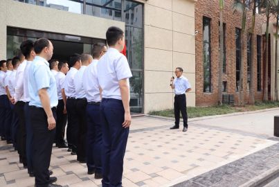 蜀能礦產(chǎn)舉行辦公樓揭牌暨升國(guó)旗儀式