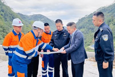 推進(jìn)構(gòu)建&ldquo;和諧礦山&rdquo;&mdash;&mdash;自治縣副縣長(zhǎng)、縣公安局局長(zhǎng)余友誼調(diào)研蜀能礦產(chǎn)三號(hào)礦山