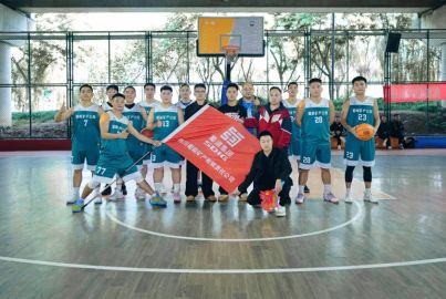 再下一城！蜀能礦產(chǎn)男籃隊(duì)以小組賽第一昂首挺進(jìn)半決賽！