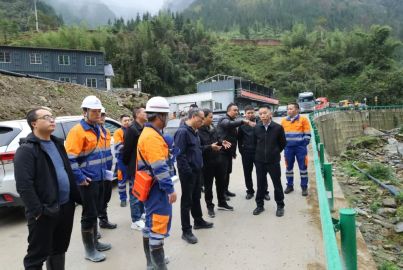馬邊縣委常委、總工會(huì)主席徐澤星赴蜀能礦產(chǎn)三號(hào)礦山調(diào)研項(xiàng)目建設(shè)工作