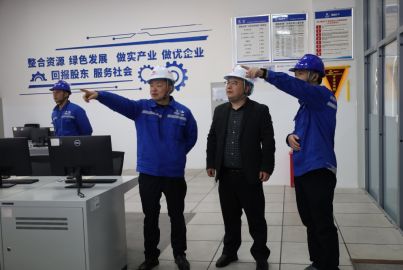 樂(lè)山市經(jīng)濟(jì)信息化局黨組成員、副局長(zhǎng)譚瑞鵬一行赴蜀能礦產(chǎn)磷酸鐵鋰廠調(diào)研